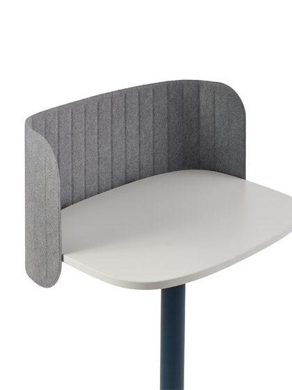Ein Herman Miller Passport Laptop-Schreibtisch mit einer optionalen grauen Trennwand.