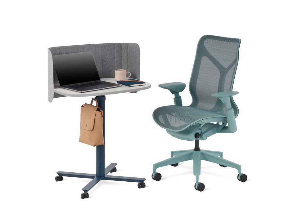 Der kompakte Sitz-Steh-Schreibtisch Passport und der Hochlehnerstuhl Cosm ergonimic.