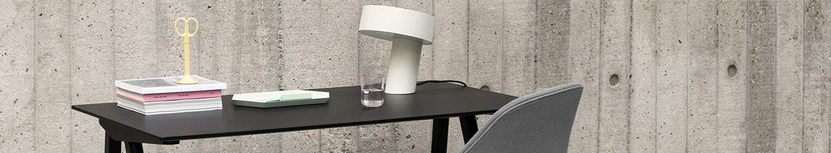 Eine HAY Slant Lampe und ein CPH90 Schreibtisch