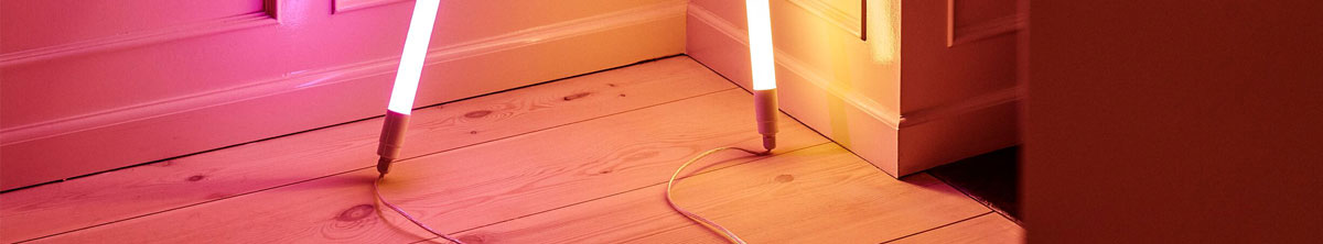 Zwei LED-Röhrenlampen von HAY